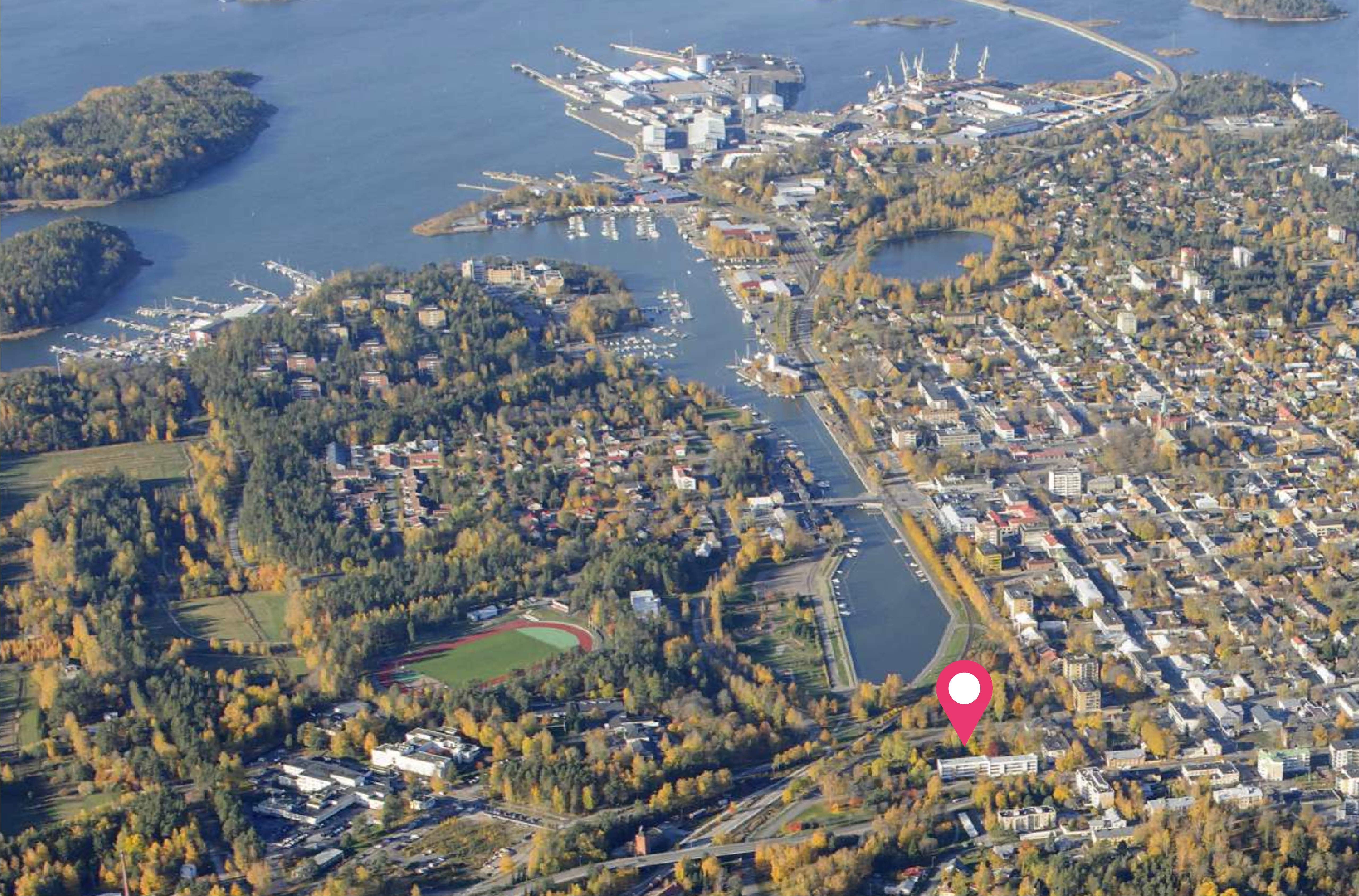 Kuvassa Uudenkaupungin kaupunginsalmi yltä kuvattuna, kohde-tontti korostettuna.